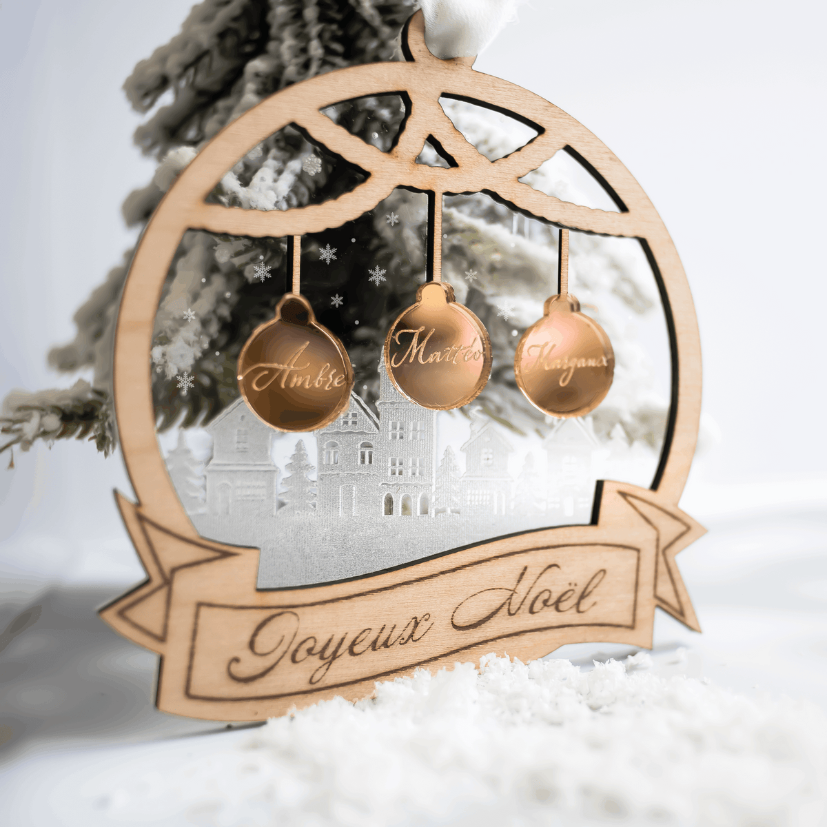 Boule de Noël personnalisée – Bois et Plexiglass – Jusqu’à 4 prénoms gravés