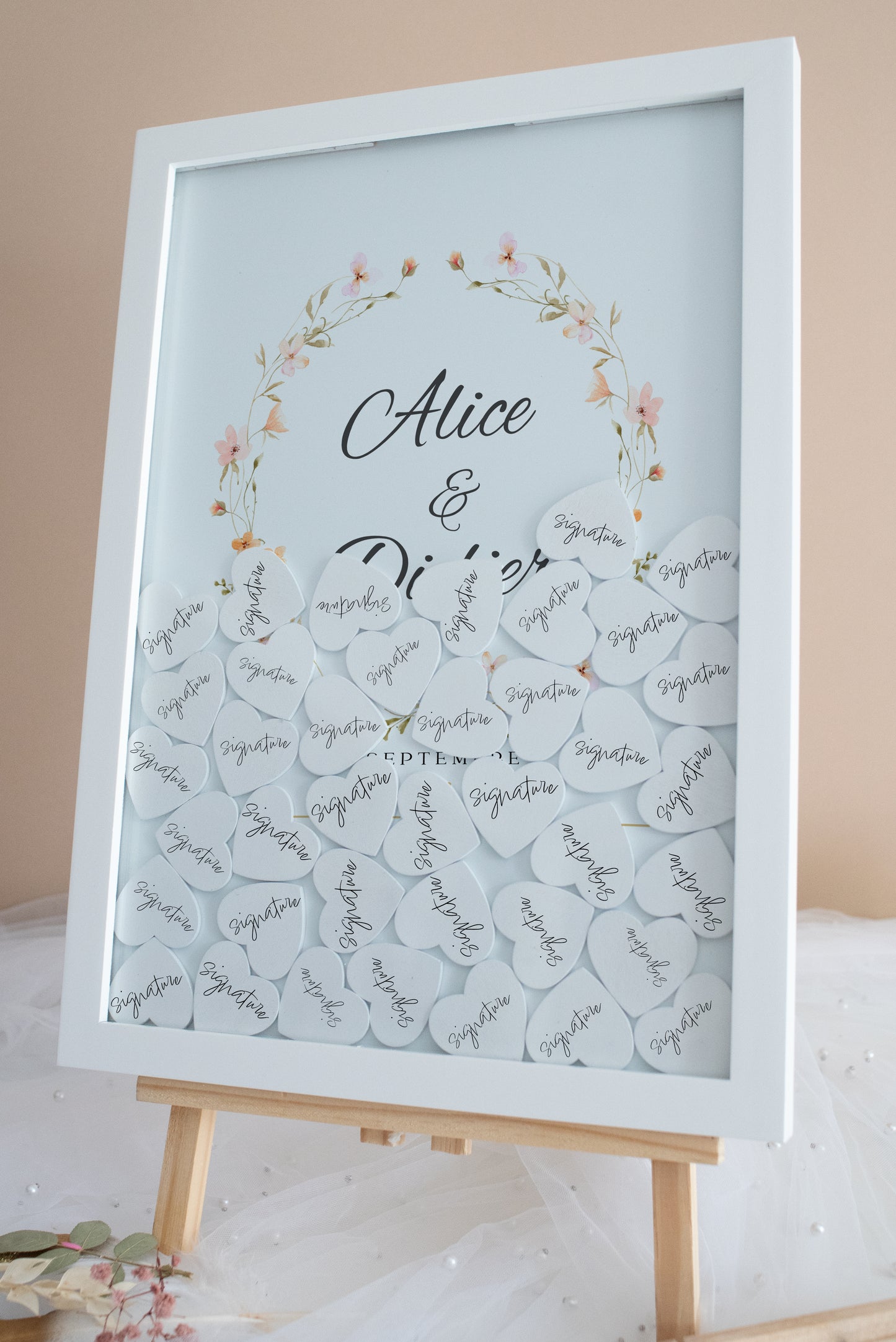 Livre d'or alternatif, Cadre petits cœurs à signer en bois blanc personnalisé avec prénoms, et date du mariage