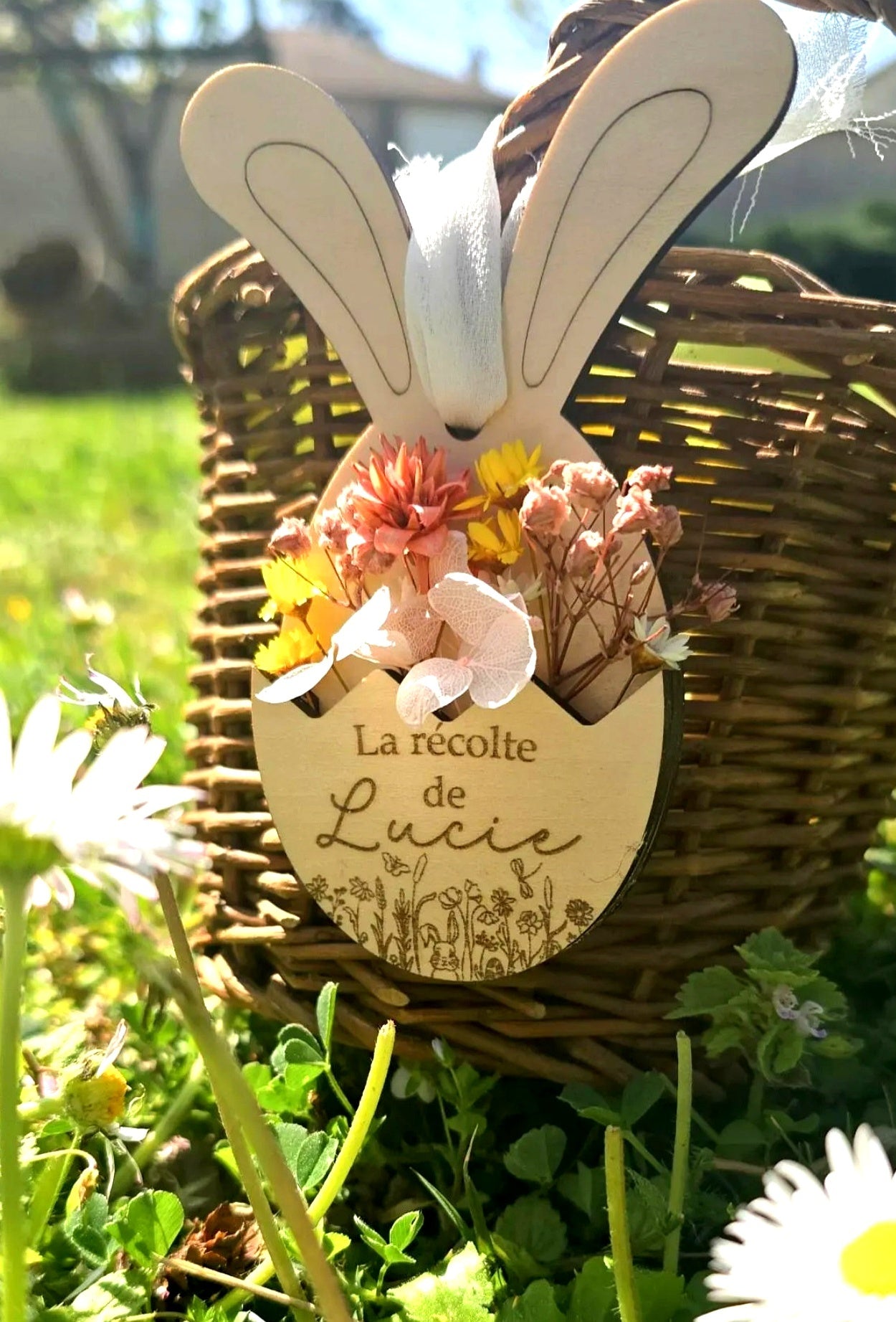 Ornement étiquette prénom à accrocher au panier de Pâques personnalisé bois et fleurs séchées