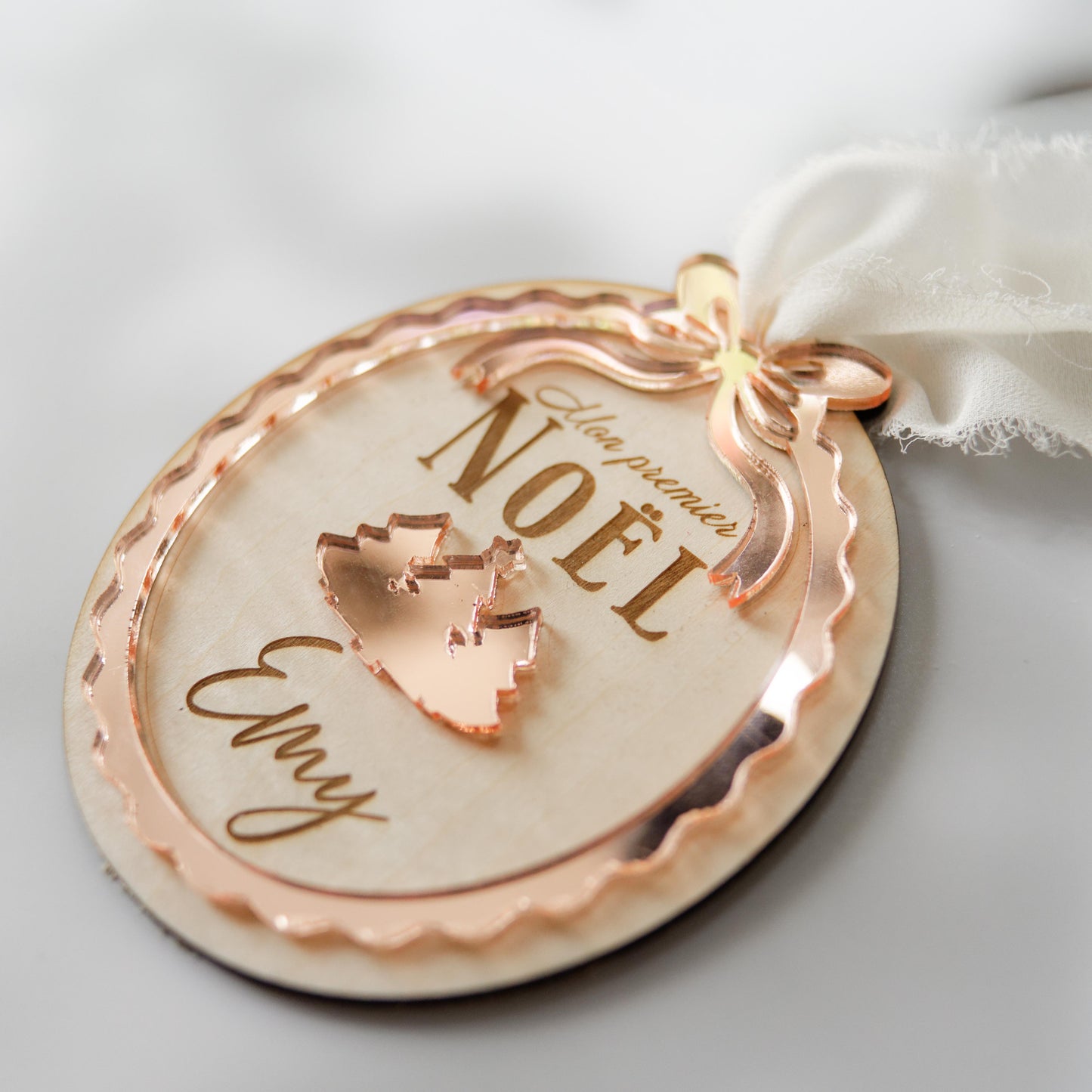 Ornement noël personnalisé bois et plexiglass pour enfant ou premier noël avec prénom