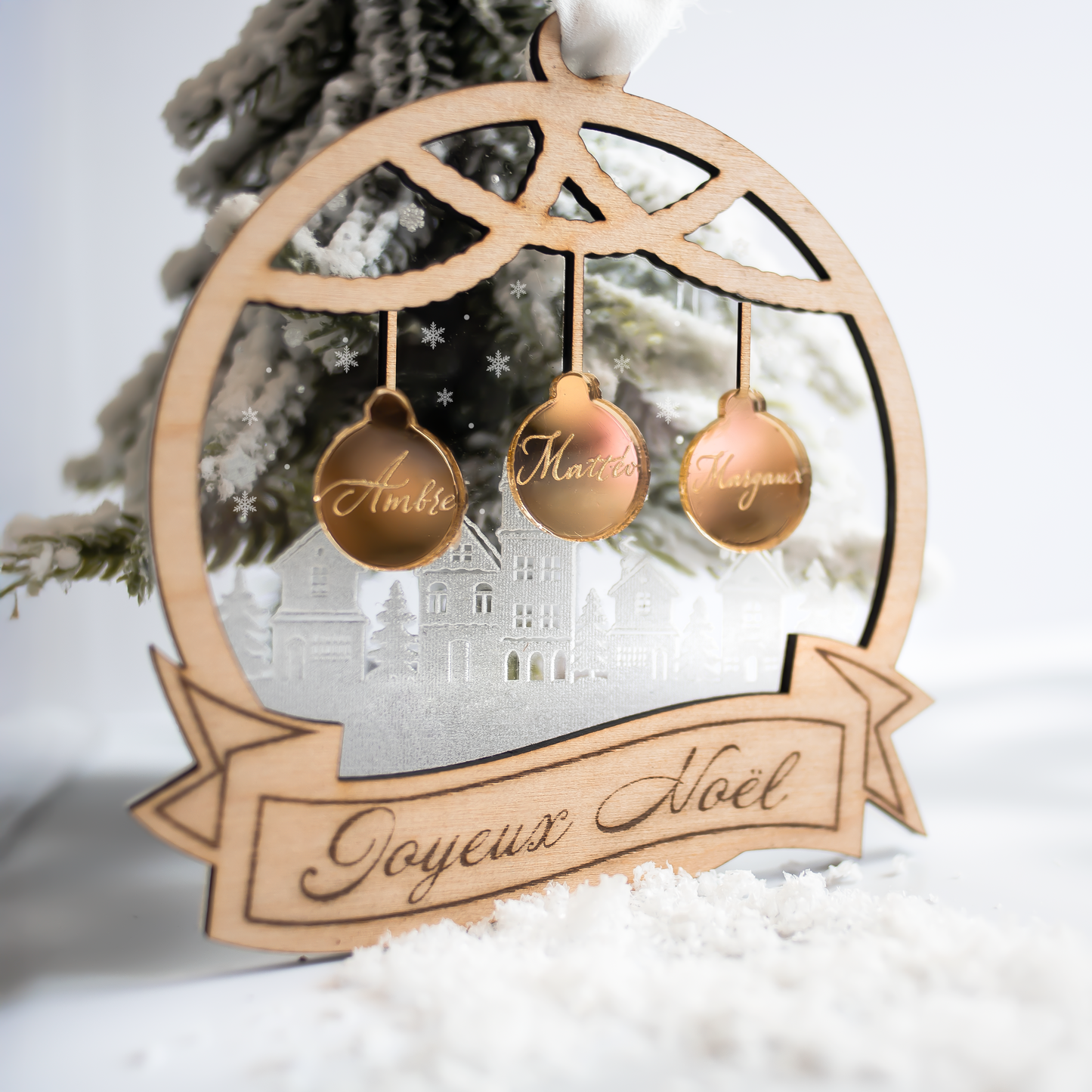Boule de Noël personnalisée – Bois et Plexiglass – Jusqu’à 4 prénoms gravés